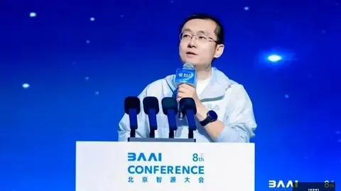 百度年度盛典：李彦宏亲临颁奖现场， 互动惊艳，吉他弹奏成亮点